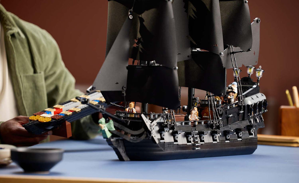 LEGO ICONS Captain Jack Sparrow's Pirate Ship Set 10365
