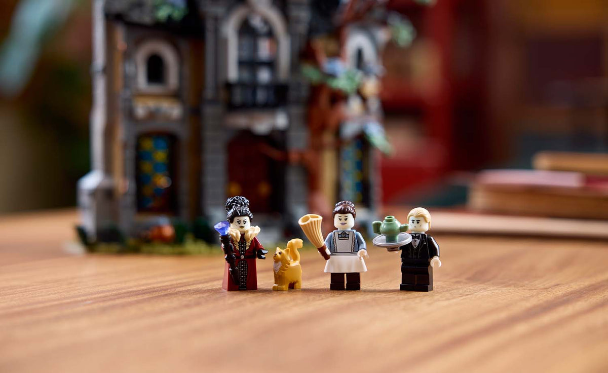 LEGO ICONS Mayor Manor Set 11383