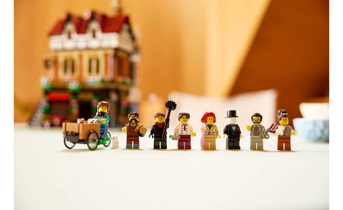 LEGO ICONS Tudor Corner Set 10350