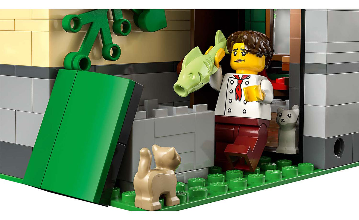 LEGO ICONS Tudor Corner Set 10350