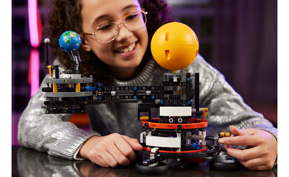 LEGO Technic Planet Earth and Moon in Orbit Set 42179
